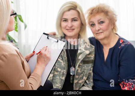 psicologa femminile con appunti in terapia Foto Stock