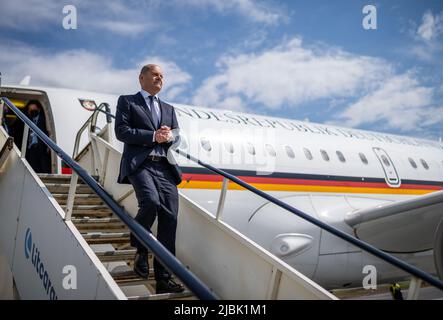 Vilnius, Lituania. 07th giugno 2022. Il cancelliere tedesco OLAF Scholz (SPD) decolla un aereo Air Force Special Air Mission Wing all'aeroporto di Vilnius. Scholz incontrerà i capi di Stato e di governo dei tre stati baltici Lituania, Lettonia ed Estonia nella capitale lituana Vilnius. Visiterà anche gli oltre 1.000 soldati della Bundeswehr di stanza in Lituania. Si tratta della prima visita del Cancelliere negli stati della NATO orientale dall'inizio della guerra. Credit: Michael Kappeler/dpa/Alamy Live News Foto Stock