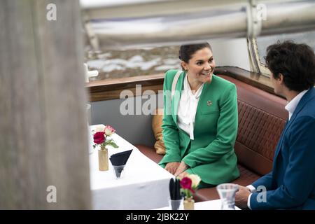 2022-06-07 09:39:23 AMSTERDAM - la principessa svedese della Corona Victoria durante una crociera attraverso Amsterdam, dove le sono stati dati i particolari circa l'agenda di sostenibilità di Amsterdam, la transizione energetica di Amsterdam e dei Paesi Bassi e che cosa la Svezia può imparare da questo. La visita di due giorni che la principessa corona ha pagato nei Paesi Bassi è stata dedicata alla sostenibilità, all'innovazione e alla parità di diritti. ANP JEROEN JUMELET olanda OUT - belgio OUT Foto Stock