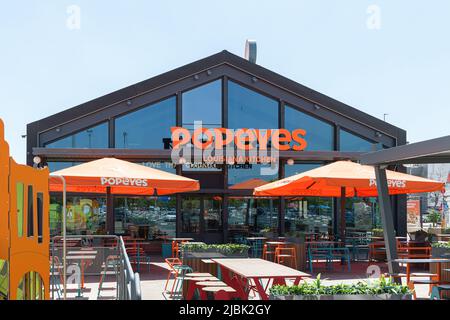 ALFAFAR, SPAGNA - 06 GIUGNO 2022: Popeyes è una catena multinazionale americana di fast food di pollo fritto Foto Stock