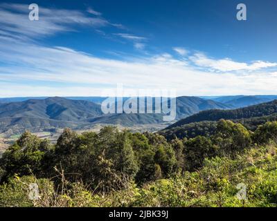 Girone Valley, Monkeycot Nature Reserve e Nowendoc National Park da Carsons Pioneer Lookout onThunderbolts Way, Mares Run, New South Wales Foto Stock