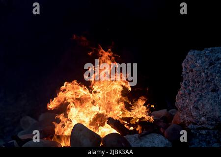 7 giugno 2022, Montecito, CA, USA: I Vigili del fuoco di Montecito hanno messo fuori un fuoco infuriante il 6 giugno 2022 a Butterfly Beach, un tratto tipicamente incontaminato della costa in una delle città più esclusive e più ricche negli Stati Uniti, iniziato da un bene-significato ma fuorviato Goleta, residente della California di nome Joey, Chi, arrabbiato dai detriti lasciati dal campo senza tetto abbandonato e illegale sulla spiaggia di Butterfly, fece il fuoco per bruciare i rifiuti. Ciò era meno di 24 ore dopo che i vigili del fuoco combattessero e contenevano il vicino fuoco del ponte, in modo da i residenti ed i primi risponditori erano particolarmente nervosi e vi Foto Stock