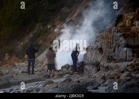 7 giugno 2022, Montecito, CA, USA: I Vigili del fuoco di Montecito hanno messo fuori un fuoco infuriante il 6 giugno 2022 a Butterfly Beach, un tratto tipicamente incontaminato della costa in una delle città più esclusive e più ricche negli Stati Uniti, iniziato da un bene-significato ma fuorviato Goleta, residente della California di nome Joey, Chi, arrabbiato dai detriti lasciati dal campo senza tetto abbandonato e illegale sulla spiaggia di Butterfly, fece il fuoco per bruciare i rifiuti. Ciò era meno di 24 ore dopo che i vigili del fuoco combattessero e contenevano il vicino fuoco del ponte, in modo da i residenti ed i primi risponditori erano particolarmente nervosi e vi Foto Stock