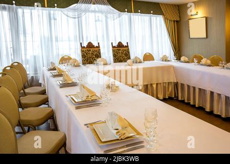 Servito tavolo condiviso nella sala banchetti preparato per il ricevimento di nozze Foto Stock