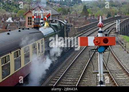 Un nuovo luogo di ricreazione di costruzione di un disegno estinto, GWR 'Saint' classe 2999 Lady of Legend lasciando Bewdley Station, Severn Valley Railway, Regno Unito Foto Stock