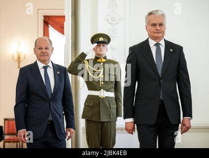 Vilnius, Lituania. 07th giugno 2022. Il cancelliere tedesco OLAF Scholz (SPD), si reca accanto a Gitanas Nauseda, presidente della Lituania, presso il Palazzo Presidenziale. Scholz incontrerà i capi di Stato e di governo dei tre stati baltici di Lituania, Lettonia ed Estonia nella capitale lituana Vilnius. Visiterà anche gli oltre 1.000 soldati della Bundeswehr di stanza in Lituania. Si tratta della prima visita del Cancelliere negli stati della NATO orientale dall'inizio della guerra. Credit: Michael Kappeler/dpa/Alamy Live News Foto Stock