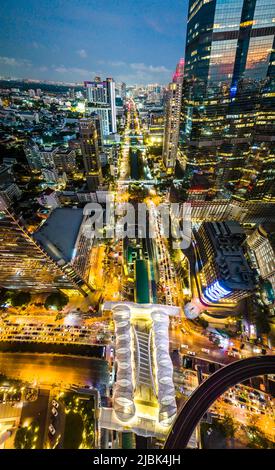 Vista aerea del Ponte Chong Nonsi Skywalk a Sathorn, quartiere degli affari, Bangkok, Thailandia Foto Stock