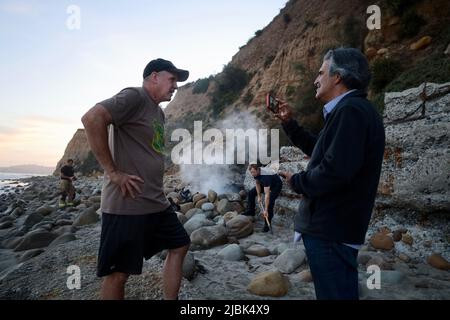 7 giugno 2022, Montecito, CA, USA: I Vigili del fuoco di Montecito hanno messo fuori un fuoco infuriante il 6 giugno 2022 a Butterfly Beach, un tratto tipicamente incontaminato della costa in una delle città più esclusive e più ricche negli Stati Uniti, iniziato da un bene-significato ma fuorviato Goleta, residente della California di nome Joey, Chi, arrabbiato dai detriti lasciati dal campo senza tetto abbandonato e illegale sulla spiaggia di Butterfly, fece il fuoco per bruciare i rifiuti. Ciò era meno di 24 ore dopo che i vigili del fuoco combattessero e contenevano il vicino fuoco del ponte, in modo da i residenti ed i primi risponditori erano particolarmente nervosi e vi Foto Stock