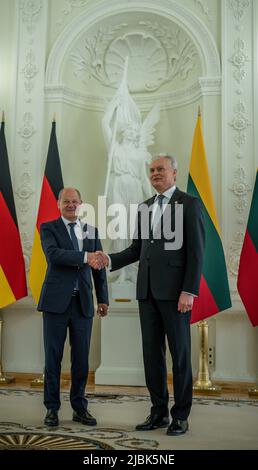 Vilnius, Lituania. 07th giugno 2022. Il cancelliere tedesco OLAF Scholz (SPD) si trova accanto a Gitanas Nauseda, presidente della Lituania, presso il Palazzo Presidenziale. Scholz incontrerà i capi di Stato e di governo dei tre stati baltici Lituania, Lettonia ed Estonia nella capitale lituana Vilnius. Visiterà anche gli oltre 1.000 soldati della Bundeswehr di stanza in Lituania. Si tratta della prima visita del Cancelliere negli stati della NATO orientale dall'inizio della guerra. Credit: Michael Kappeler/dpa/Alamy Live News Foto Stock