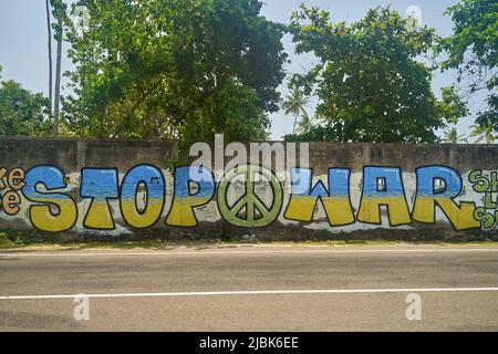 Midigama, Sri lanka - 25.03.2022: Graffiti sul muro fermare la guerra fatta nei colori della bandiera Ucraina. Graffiti dedicato agli eventi in Ucraina Foto Stock