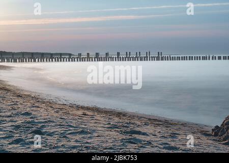 groynes che si aggirano nel mar baltico, un luogo di relax. Esposizione orizzontale lunga. Foto dalla spiaggia di Zingst Foto Stock