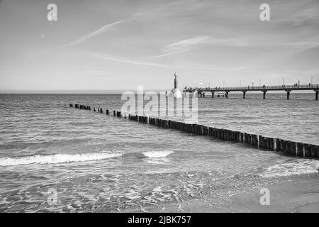 Il molo di Zingst sul Mar Baltico, con una lunga esposizione in bianco e nero, un'attrazione balneare in questa regione Foto Stock