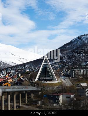 Chiesa di Tromsdalen, 'la Cattedrale dell'Oceano Artico', a Tromsø. Progettato dall'architetto norvegese Jan Inge Hovig. Foto Stock