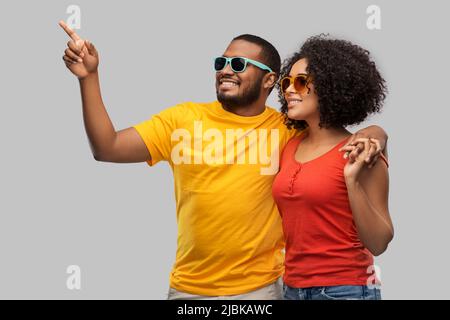 felice coppia afroamericana in occhiali da sole Foto Stock