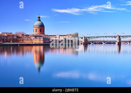 Cupola de la grave visto attraverso il fiume Garonna a Tolosa, Francia Foto Stock