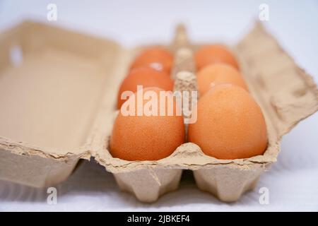 Diverse uova di pollo crude vengono poste sul vassoio delle uova Foto Stock