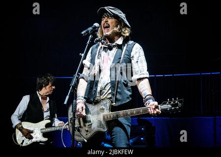 Johnny Depp ha suonato dal vivo presso la Royal Albert Hall il 31 maggio 2022 con Jeff Beck Foto Stock