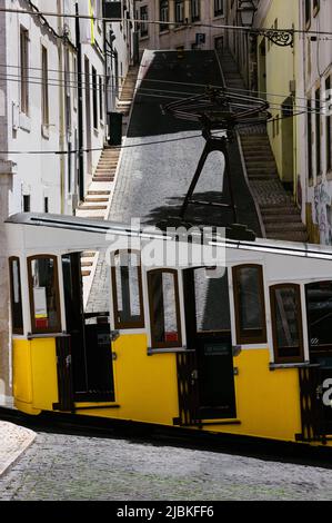 Vista laterale del tram Funicolare giallo Bica vuoto a Lisbona, Portogallo, noto anche come Elevador da Bica Foto Stock