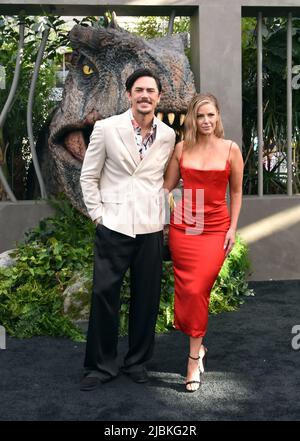 Hollywood, California, Stati Uniti. 6th giugno 2022. Personaggi televisivi Tom Sandoval e Ariana Madix partecipano alla Universal Pictures presenta la prima mondiale del "Jurassic World Dominion" al TCL Chinese Theatre il 6 giugno 2022 a Hollywood, California, USA. Credit: Barry King/Alamy Live News Foto Stock