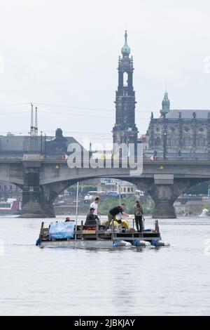 Dresda, Germania. 07th giugno 2022. Gli scienziati della tu Dresden navigano lungo il fiume Elba di fronte alla Chiesa della Corte Cattolica su una zattera riciclata. Durante un viaggio di ricerca in direzione di Magdeburg, vengono prelevati campioni d'acqua, che vengono successivamente analizzati in modo più dettagliato in laboratorio. Credit: Sebastian Kahnert/dpa/ZB/dpa/Alamy Live News Foto Stock