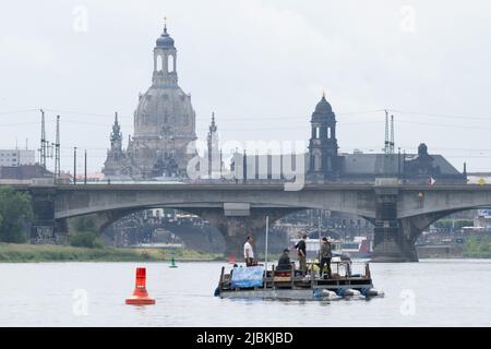 Dresda, Germania. 07th giugno 2022. Scienziati della tu Dresden navigano lungo il fiume Elba di fronte alla Frauenkirche su una zattera da riciclaggio. Durante un viaggio di ricerca in direzione di Magdeburg, vengono prelevati campioni d'acqua che vengono successivamente analizzati in modo più dettagliato in laboratorio. Credit: Sebastian Kahnert/dpa/ZB/dpa/Alamy Live News Foto Stock