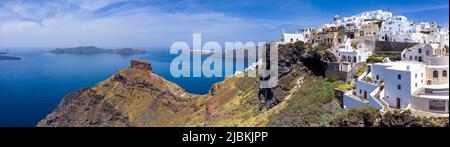 Fira città, con vista sulla caldera, vulcano e navi da crociera, Santorini, Grecia. Foto Stock