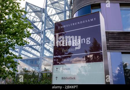 07 giugno 2022, Sassonia-Anhalt, Dessau-Roßlau: Vista dell'ingresso dell'Agenzia federale dell'ambiente a Dessau-Roßlau. I ministri dell'ambiente della Germania e della Repubblica ceca si sono riuniti per uno scambio presso l'Agenzia federale dell'ambiente. Le discussioni, che si svolgono in vista della presidenza ceca del Consiglio dell'Unione europea dal 1 luglio 2022, si sono concentrate non solo sulla protezione del fiume Elba, ma anche sui temi dell'adattamento climatico e della protezione del clima naturale. La Repubblica ceca è da molti anni un importante partner della Germania sia nel contesto bilaterale che in quello dell'UE. Th Foto Stock