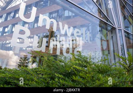 07 giugno 2022, Sassonia-Anhalt, Dessau-Roßlau: Vista dell'ingresso dell'Agenzia federale dell'ambiente a Dessau-Roßlau. I ministri dell'ambiente della Germania e della Repubblica ceca si sono riuniti per uno scambio presso l'Agenzia federale dell'ambiente. Le discussioni, che si svolgono in vista della presidenza ceca del Consiglio dell'Unione europea dal 1 luglio 2022, si sono concentrate non solo sulla protezione del fiume Elba, ma anche sui temi dell'adattamento climatico e della protezione del clima naturale. La Repubblica ceca è da molti anni un importante partner della Germania sia nel contesto bilaterale che in quello dell'UE. Th Foto Stock