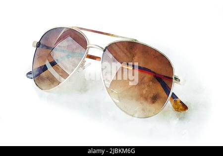 Occhiali da sole acquerelli. Cornice dorata e vetro marrone. Accessorio moda isolato su bianco. Illustrazione realistica disegnata a mano con un'estate elegante Foto Stock