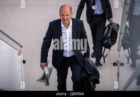 07 giugno 2022, Brandeburgo, Schönefeld: Il cancelliere tedesco OLAF Scholz (SPD), a bordo di un aereo Air Force Special Air Mission Wing all'aeroporto di Berlino per volare in Lituania. Scholz incontrerà i capi di Stato e di governo dei tre stati baltici Lituania, Lettonia ed Estonia nella capitale lituana Vilnius. Visiterà anche gli oltre 1.000 soldati della Bundeswehr di stanza in Lituania. Si tratta della prima visita del Cancelliere negli stati della NATO orientale dall'inizio della guerra. Foto: Michael Kappeler/dpa Foto Stock