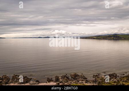 Un'immagine HDR nuvolosa, estiva e marina di First Coast, Gruinard Bay negli altopiani nordoccidentali della Scozia. 23 maggio 2022 Foto Stock