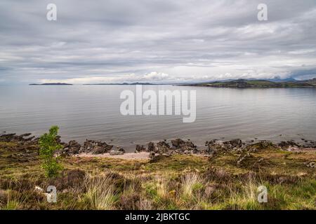 Un'immagine HDR nuvolosa, estiva e marina di First Coast, Gruinard Bay negli altopiani nordoccidentali della Scozia. 23 maggio 2022 Foto Stock