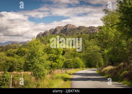 Un'estate, paesaggio 3 scatto HDR immagine di Creag un Duilisg vicino Plockton, am Ploc, sulle rive del Loch Carron, Scozia. 24 maggio 2022 Foto Stock