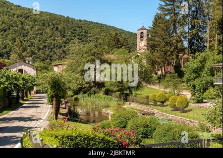 Piccolo borgo italiano di Ganna nel comune di Valganna, provincia di Varese, Lombardia, Italia Foto Stock