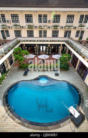 Città di Hue, Vietnam - 26 aprile 2022: Visita la piscina dell'hotel a 4 stelle 'Hue Villa' nella città di Hue, Vietnam Foto Stock