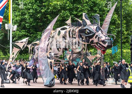 Un grande burattino meccanico chiamato Hatchling alla parata del Queen's Platinum Jubilee Pageant nel Mall, Londra, Regno Unito. Foto Stock