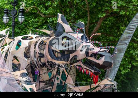 Un grande burattino meccanico chiamato Hatchling alla parata del Queen's Platinum Jubilee Pageant nel Mall, Londra, Regno Unito. Foto Stock