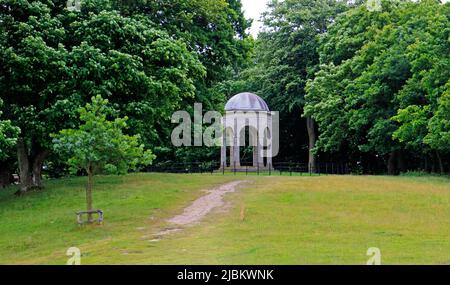 Una vista del Tempio su un punto alto in Sheringham Park che si affaccia Sheringham Hall e parco a Upper Sheringham, Norfolk, Inghilterra, Regno Unito. Foto Stock