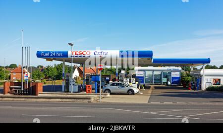 Stazione di rifornimento Tesco Extra con Car Wash and Shop a Sprowston, Norfolk, Inghilterra, Regno Unito. Foto Stock