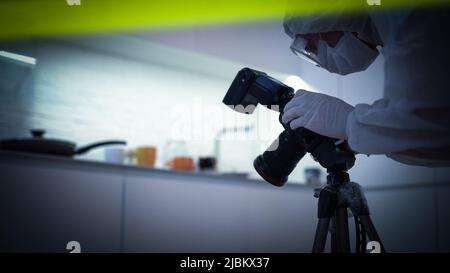 Scena del crimine luogo polizia fotografo interno Forensic domestico Murder prova Foto Stock