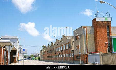 Strade e fabbriche nella zona Franca di Barcellona, Catalunya, Spagna, Europa Foto Stock