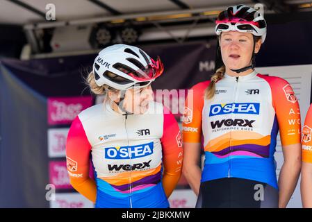 Phoebe Martin, Georgia Bullard del team AWOL o'Shea per la gara ciclistica femminile RideLondon Classique UCI tappa 1 a Maldon, Essex, Regno Unito Foto Stock