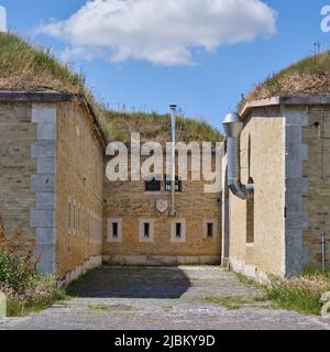 La linea di fortificazione semicircolare che circonda Komárno fu costruita nel 19th secolo. C'è il lapidario romano che attende i suoi visitatori dal 1993 in Foto Stock