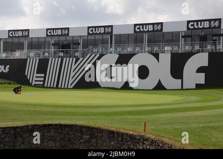 Hemel Hempstead, Herts, Regno Unito. 7th giugno 2022. Greenstaff prepara il green 18th al LIV Golf Invitational Credit: Motofoto/Alamy Live News Foto Stock