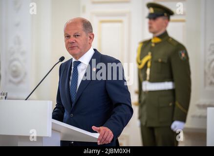 Vilnius, Lituania. 07th giugno 2022. Il cancelliere tedesco OLAF Scholz (SPD) interviene in una conferenza stampa. Durante il viaggio, Scholz visiterà gli oltre 1.000 soldati Bundeswehr di stanza in Lituania. Si tratta della prima visita del Cancelliere negli stati della NATO orientale dall'inizio della guerra. Credit: Michael Kappeler/dpa/Alamy Live News Foto Stock