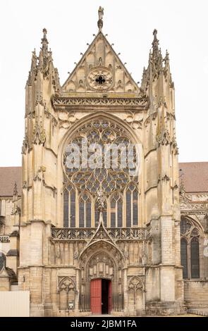 Vista esterna della facciata sud del transetto e rosone della cattedrale di Saint-Etienne, Sens, Yonne. La Cattedrale di SENS è una cattedrale cattolica di Sens in Foto Stock