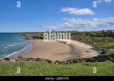 Una vista sulla spiaggia di Porth Towyn sulla penisola di Llyn dal Wales Coast Path che guarda verso Yr Eifl Foto Stock