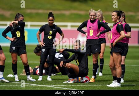 Nikita Parris in Inghilterra (seduta su palla) e compagni di squadra durante una sessione di allenamento al St George's Park, Burton-upon-Trent. Data foto: Martedì 7 giugno 2022. Foto Stock