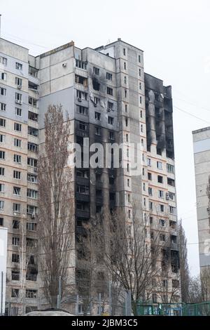 Guerra in Ucraina 2022. Distrutto, bombardato e bruciato edificio residenziale dopo i missili russi a Kharkiv Ucraina. Aggressione russa, conflitto Foto Stock