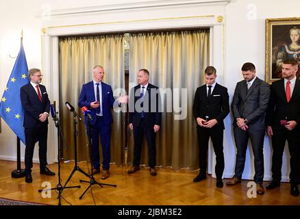 Praga, Repubblica Ceca. 07th giugno 2022. Il Ministro ceco Petr Fiala (a sinistra) ha incontrato i rappresentanti della nazionale ceca di hockey su ghiaccio, che ha vinto medaglie di bronzo ai Campionati del mondo in Finlandia, il 7 giugno 2022, a Praga, Repubblica Ceca. Nella foto si vedono L-R PM Fiala, il capo allenatore Kari Jalonen e il ministro dell'Istruzione Petr Gazdik. Credit: Roman Vondrous/CTK Photo/Alamy Live News Foto Stock